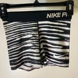 Nike pro 365 shorts Black and white
